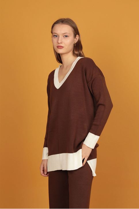 طقم نسائي تريكو  برقبة على شكل حرف V-قهوة 