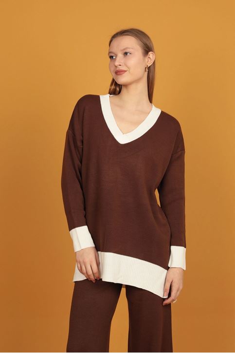 طقم نسائي تريكو  برقبة على شكل حرف V-قهوة 