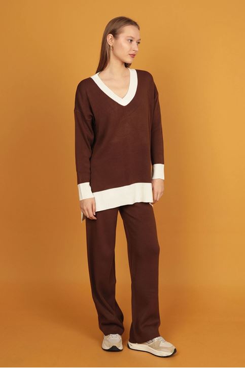 طقم نسائي تريكو  برقبة على شكل حرف V-قهوة 