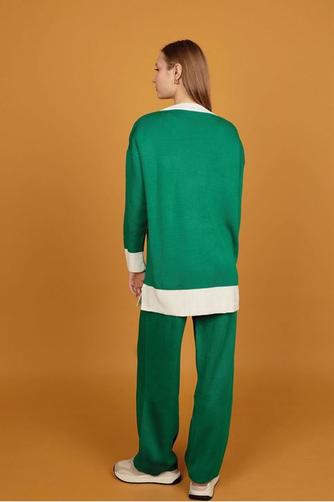 بدلة تريكو خضراء للنساء بياقة على شكل حرف V