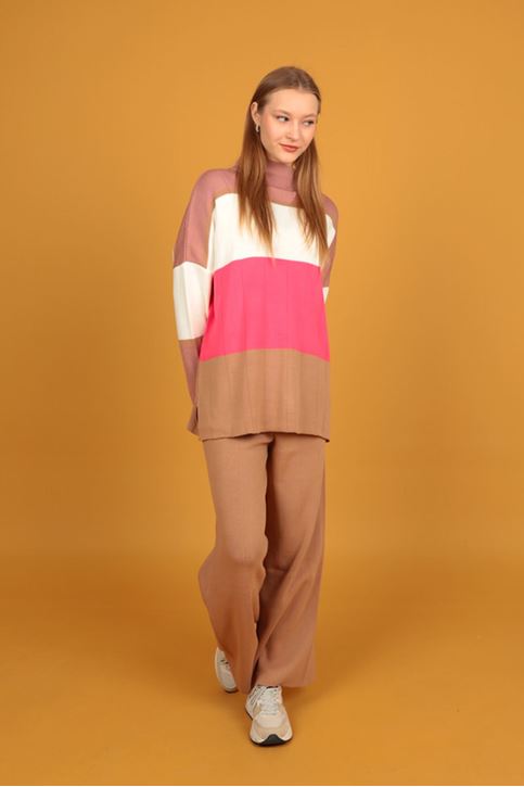 طقم تريكو نسائية ملونة برقبة نصف مالك الحزين-جملي