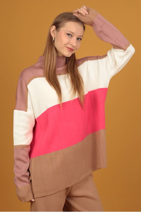 طقم تريكو نسائية ملونة برقبة نصف مالك الحزين-جملي