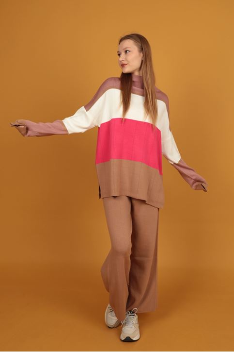 طقم تريكو نسائية ملونة برقبة نصف مالك الحزين-جملي