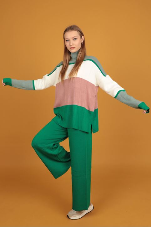 طقم تريكو نسائية ملونة برقبة نصف مالك الحزين-اخضر