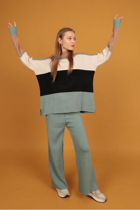 طقم تريكو نسائية ملونة برقبة نصف مالك الحزين-اخضر فاتح