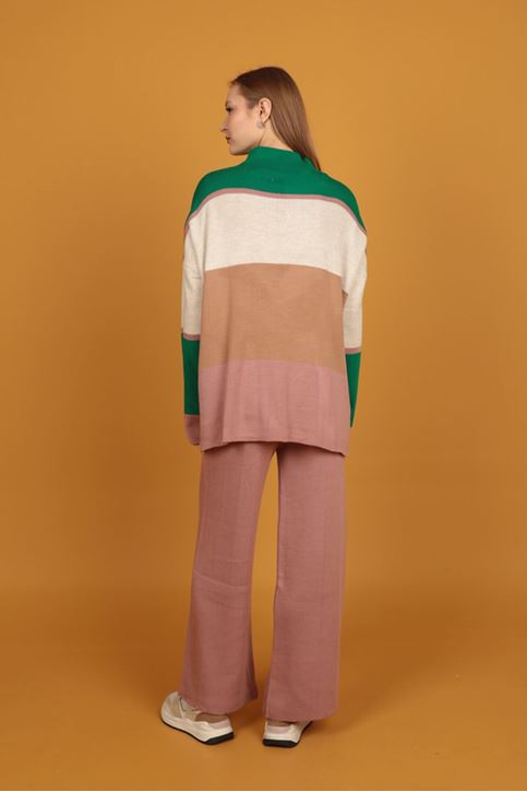 طقم تريكو نسائية ملونة برقبة نصف مالك الحزين- زهري فاتح 