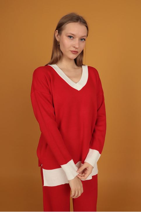 طقم نسائي تريكو  برقبة على شكل حرف V-أحمر