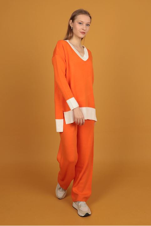 طقم نسائي تريكو  برقبة على شكل حرف V-برتقالي