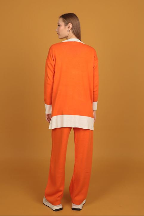 طقم نسائي تريكو  برقبة على شكل حرف V-برتقالي
