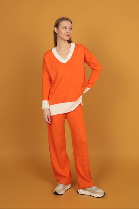 طقم نسائي تريكو  برقبة على شكل حرف V-برتقالي