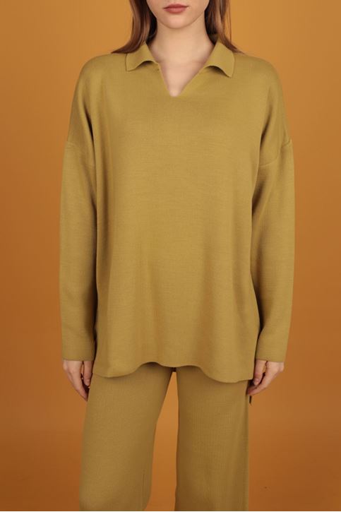 طقم نسائي تريكو  بياقة القميص-زيتي فاتح