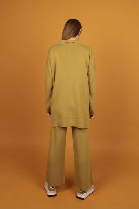 طقم نسائي تريكو  بياقة القميص-زيتي فاتح