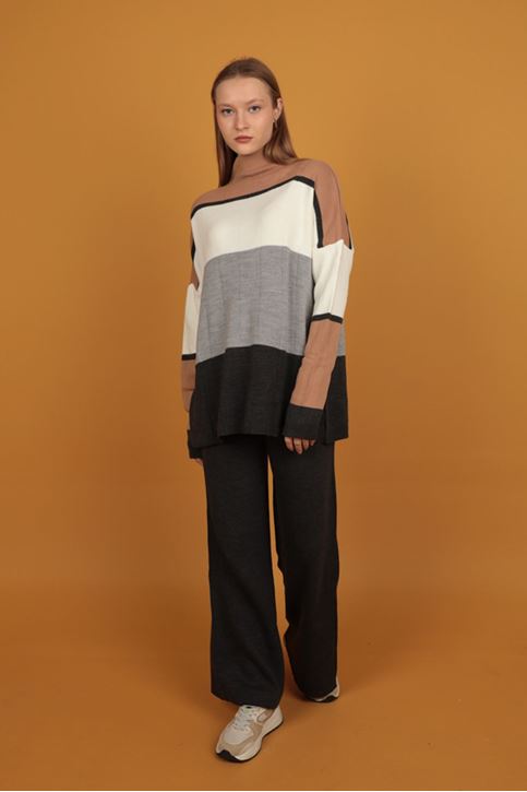 طقم تريكو نسائية ملونة برقبة نصف مالك الحزين-رصاصي غامق