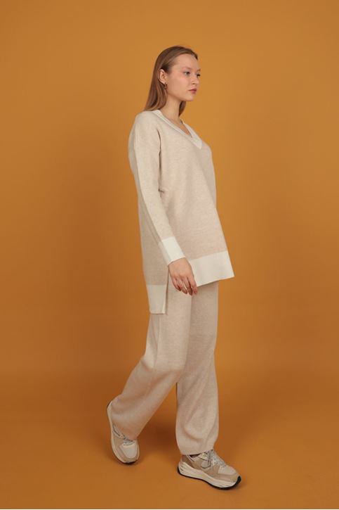 طقم نسائي تريكو  برقبة على شكل حرف V-حجري