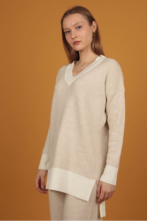 طقم نسائي تريكو  برقبة على شكل حرف V-حجري