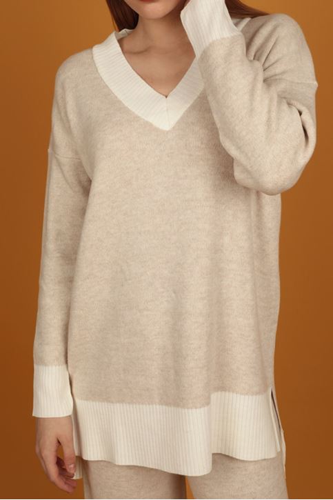 طقم نسائي تريكو  برقبة على شكل حرف V-حجري