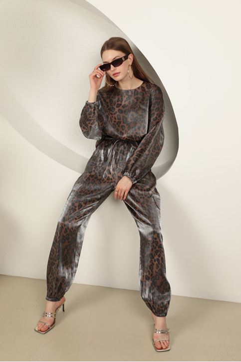 بدلة نسائية من القماش اللامع بنمط الفهد - بني
