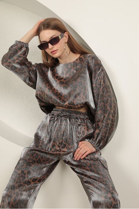 بدلة نسائية من القماش اللامع بنمط الفهد - بني