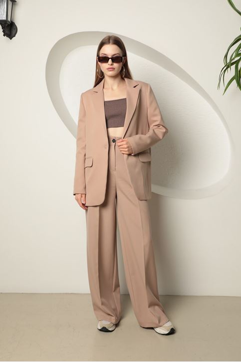 جاكيت نسائية كبيرة الحجم من قماش أطلس-بيج