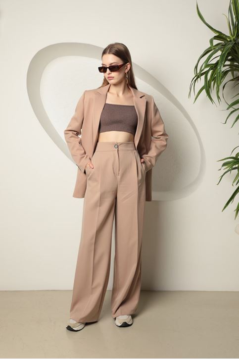 جاكيت نسائية كبيرة الحجم من قماش أطلس-بيج