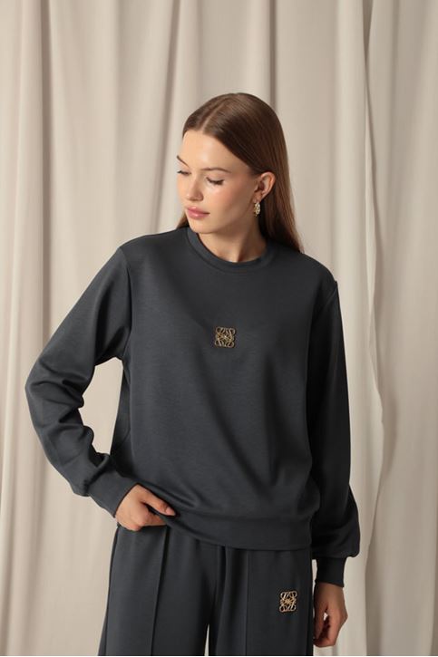  Костюм женский из модальной ткани антрацитового цвета с металлическими аксессуарами