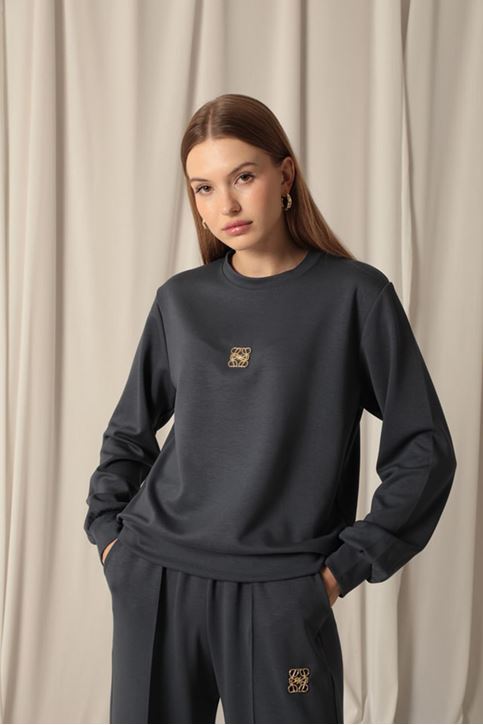  Костюм женский из модальной ткани антрацитового цвета с металлическими аксессуарами