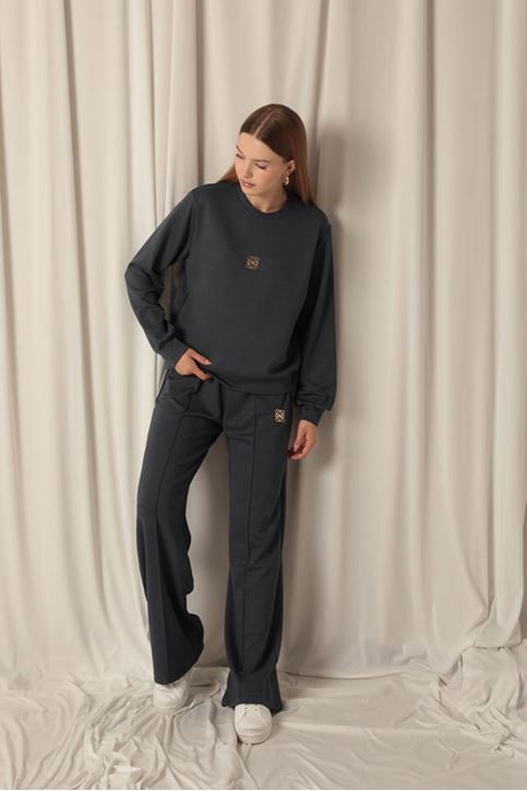  Костюм женский из модальной ткани антрацитового цвета с металлическими аксессуарами