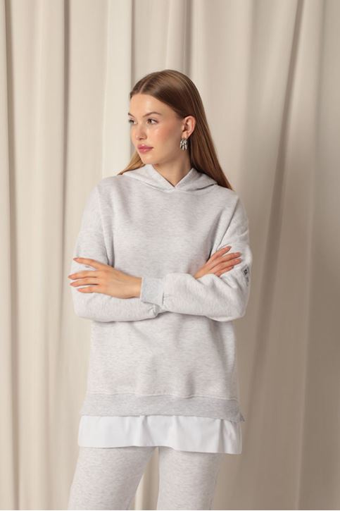 Женский серый свитшот с капюшоном из трех видов пряжи