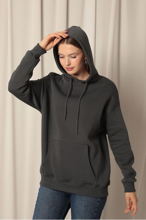 Женский свитшот антрацитового цвета с карманами «кенгуру» из трех видов пряжи