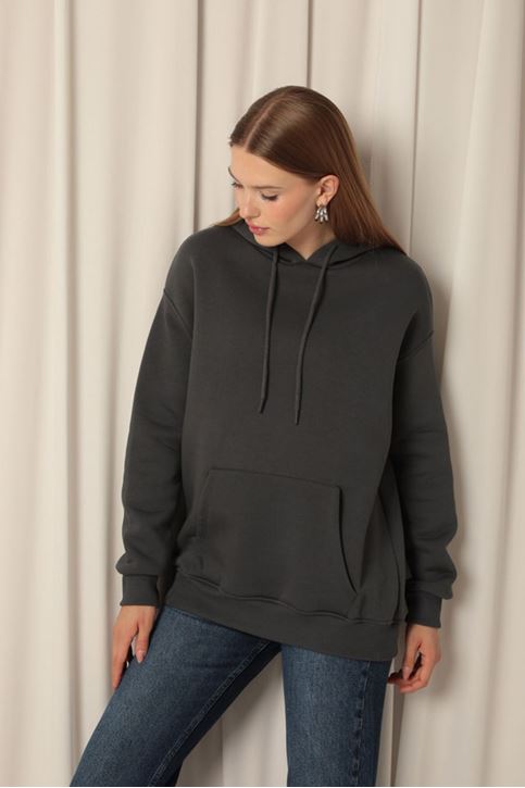 Женский свитшот антрацитового цвета с карманами «кенгуру» из трех видов пряжи