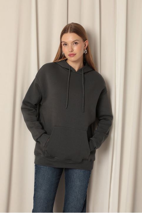 Женский свитшот антрацитового цвета с карманами «кенгуру» из трех видов пряжи