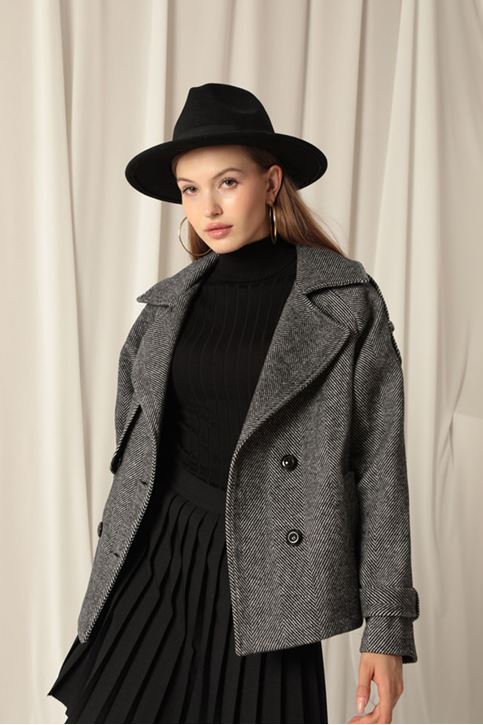 Короткое женское пальто из кашемировой ткани черного цвета 