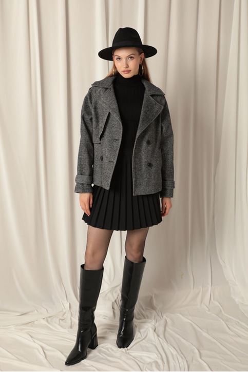 Короткое женское пальто из кашемировой ткани черного цвета 