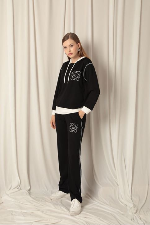بدلة نسائية سوداء مطرزة من القماش