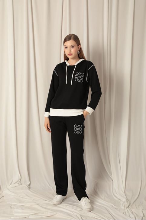 بدلة نسائية سوداء مطرزة من القماش