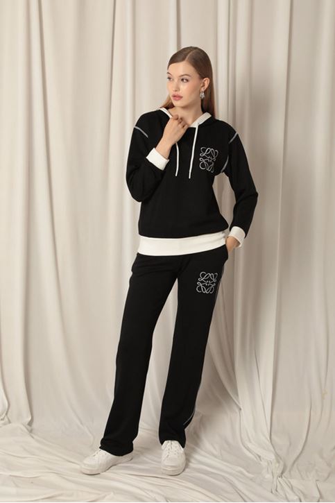 بدلة نسائية سوداء مطرزة من القماش