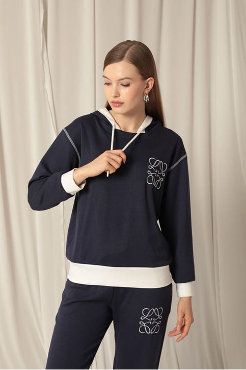 بدلة نسائية نيلي مطرزة من القماش