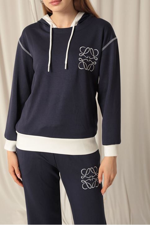 بدلة نسائية نيلي مطرزة من القماش