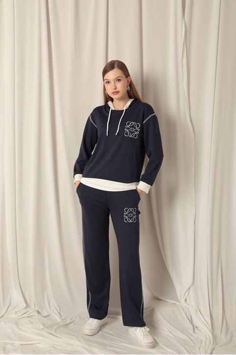 بدلة نسائية نيلي مطرزة من القماش