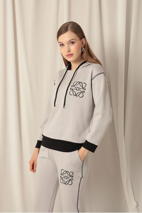 بدلة رمادية نسائية مطرزة من القماش