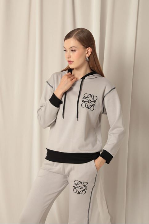 بدلة رمادية نسائية مطرزة من القماش