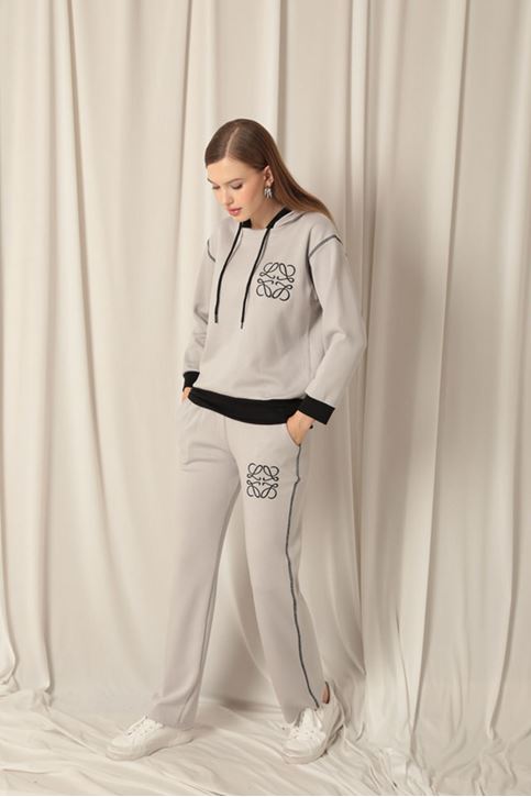 بدلة رمادية نسائية مطرزة من القماش