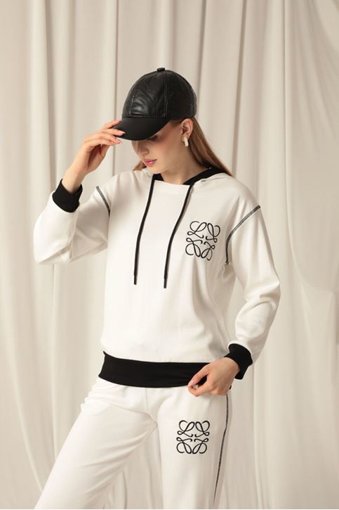 بدلة إكرو نسائية مع تطريز قماشي مشروط