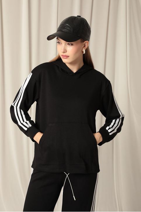 طقم نسائي أسود بغطاء للرأس مخطط من القماش المشروط