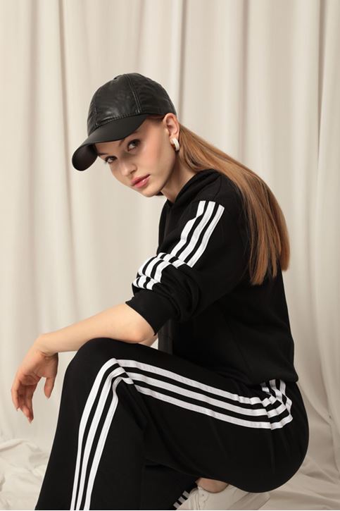 طقم نسائي أسود بغطاء للرأس مخطط من القماش المشروط