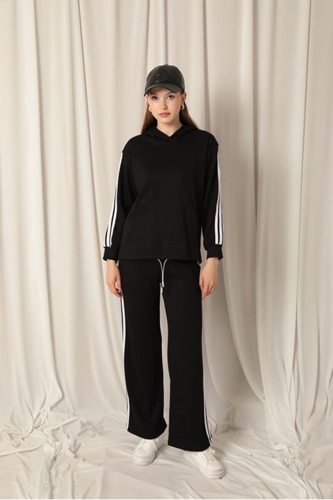 طقم نسائي أسود بغطاء للرأس مخطط من القماش المشروط