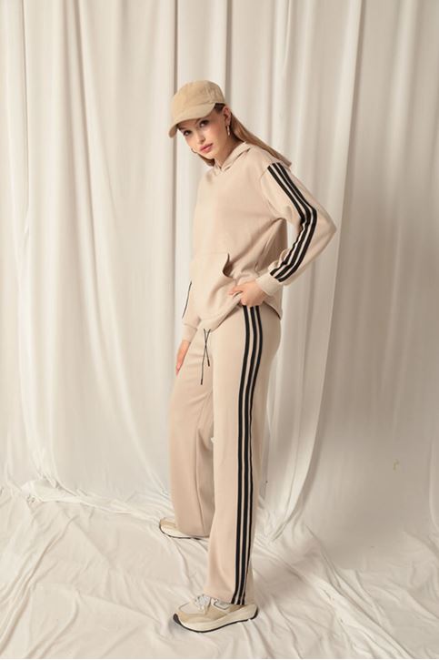 بدلة حجرية نسائية مخططة من القماش بغطاء للرأس