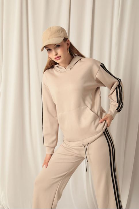 بدلة حجرية نسائية مخططة من القماش بغطاء للرأس