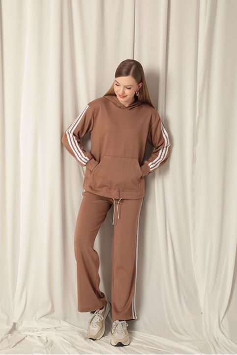 طقم بني نسائي مخطط بغطاء للرأس مصنوع من قماش مشروط