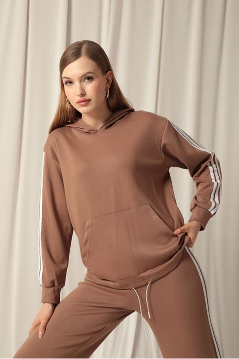 طقم بني نسائي مخطط بغطاء للرأس مصنوع من قماش مشروط